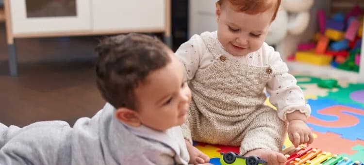 Jak dziecko odreagowuje żłobek? Poznaj emocjonalne reakcje malucha