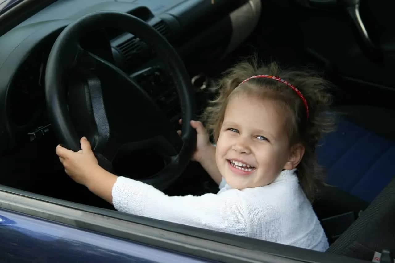 Kiedy dziecko może jeździć bez fotelika? Sprawdź ważne przepisy