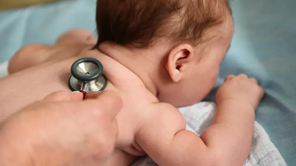 Groźne objawy zapalenia płuc u niemowlaka. Jak szybko rozpoznać i uratować dziecko?