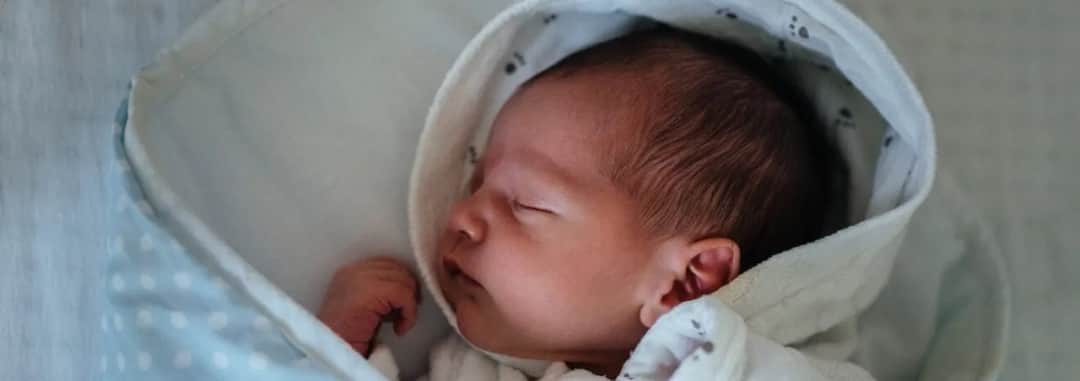 Jak bezpiecznie ubrać niemowlę w domu? Unikaj tych błędów!