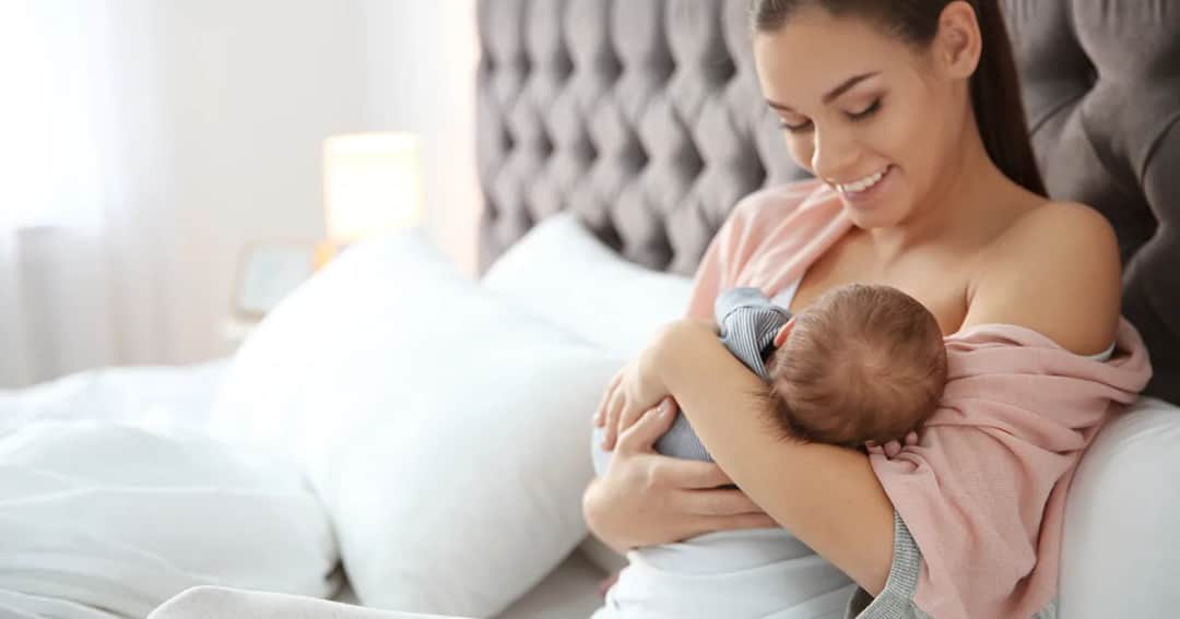 Karmienie piersią po powiększeniu biustu. Zaskakujące fakty, które musisz znać
