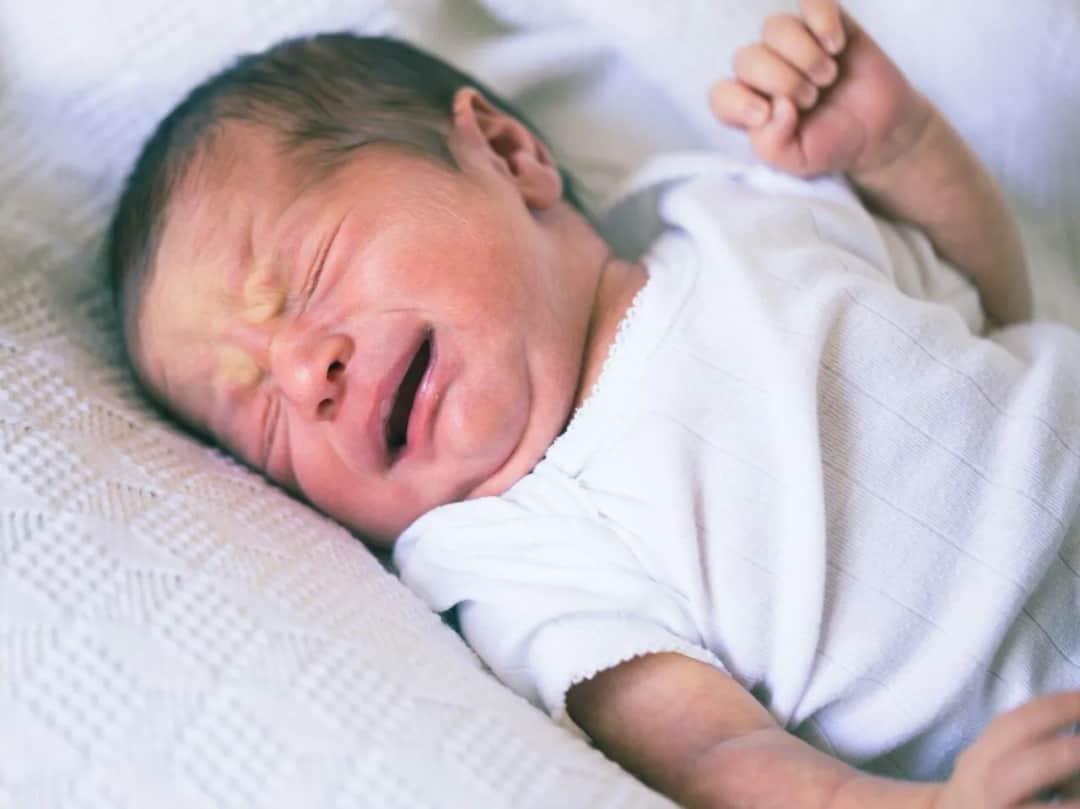 Dlaczego niemowlak skrzeczy? Pilne powody niepokojącego krzyku
