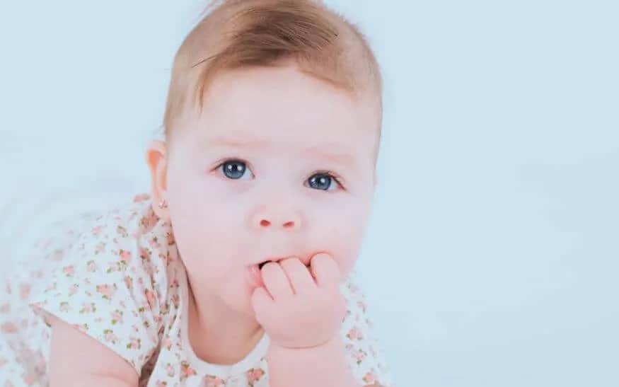 Ząbkowanie czy przeziębienie? Jak nie pomylić groźnych objawów u dziecka