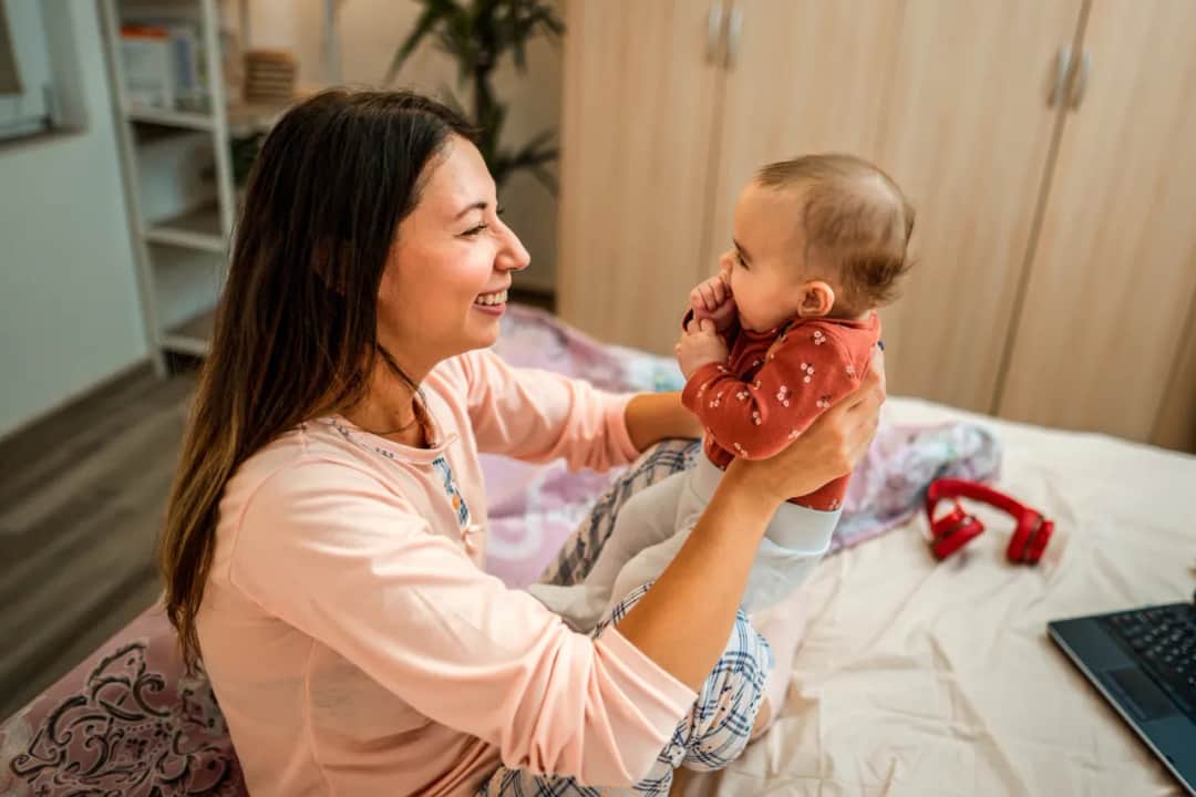 Co robić z 3-miesięcznym niemowlakiem: 8 zabaw wspierających rozwój