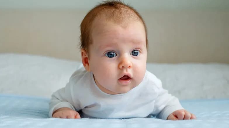 Kiedy niemowlak podnosi głowę? Poznaj kluczowe etapy rozwoju
