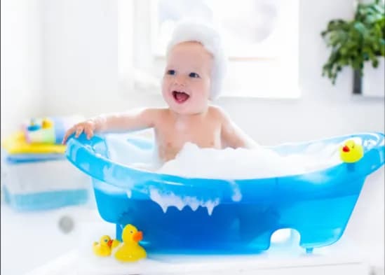 Bezpieczna kąpiel niemowlaka: Jak zadbać o higienę i komfort dziecka