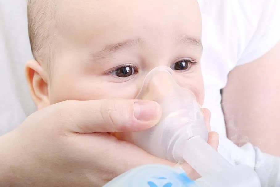 Zapalenie oskrzeli u niemowlaka: Niepokojące objawy wymagające natychmiastowej pomocy