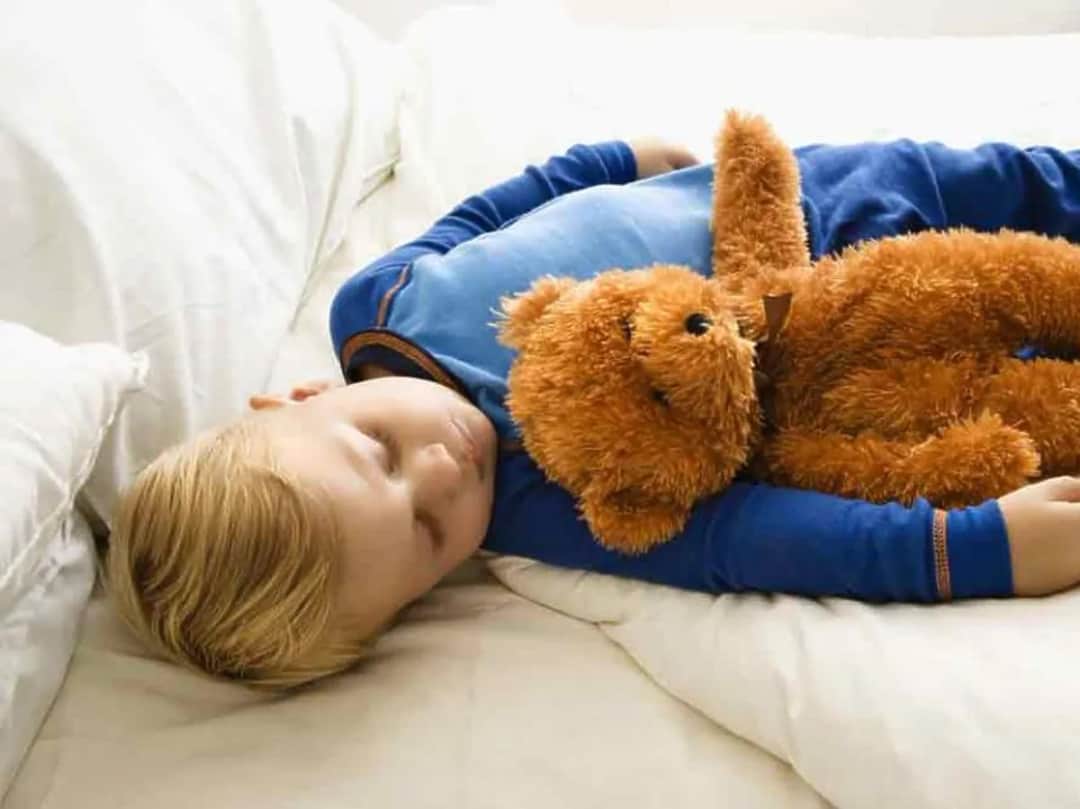 Jak skutecznie oduczyć dziecko spania w pampersie bez stresu i łez