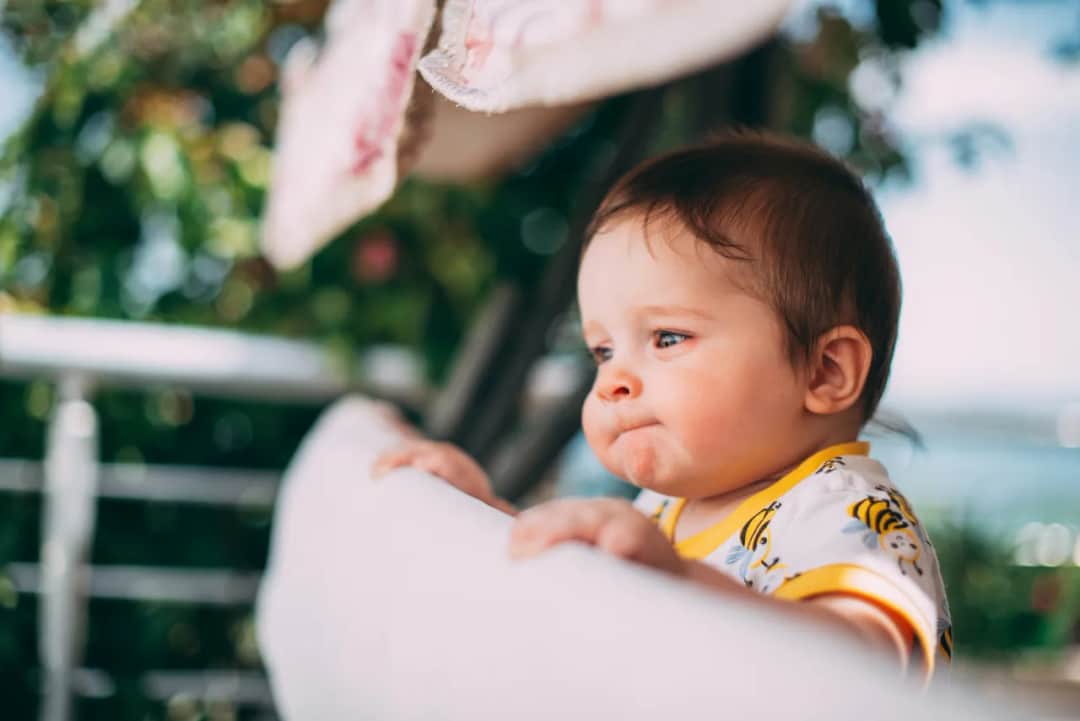 Dlaczego niemowlak budzi się co godzinę? Sprawdzone sposoby na spokojny sen