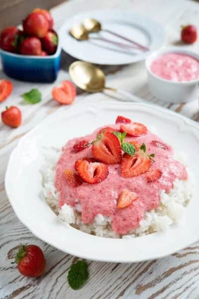 Kultowy deser z dzieciństwa: ryż z truskawkami jak w przedszkolu