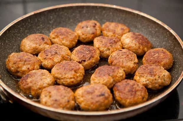 Mięso dla niemowlaka: Bezpieczna częstotliwość i ilość w zdrowej diecie