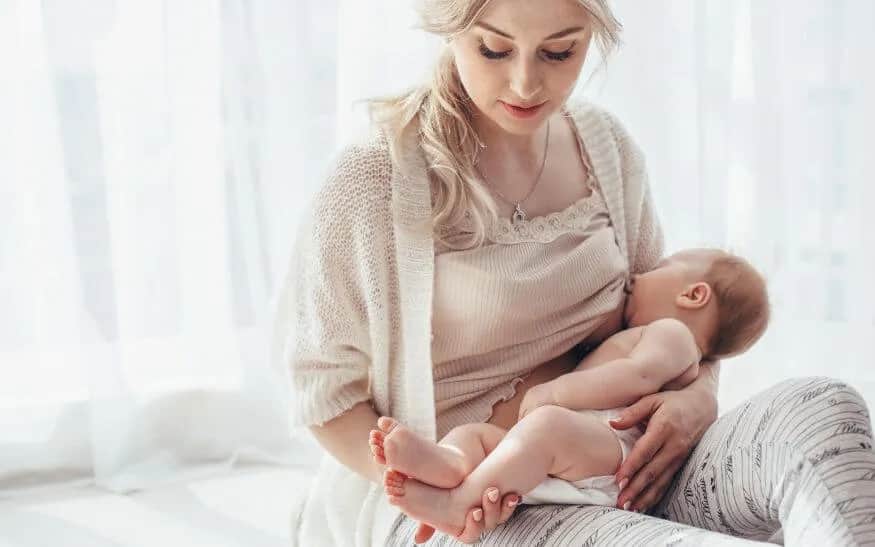 Ile pokarmu potrzebuje 6-miesięczne dziecko? Prawdziwe zasady karmienia piersią