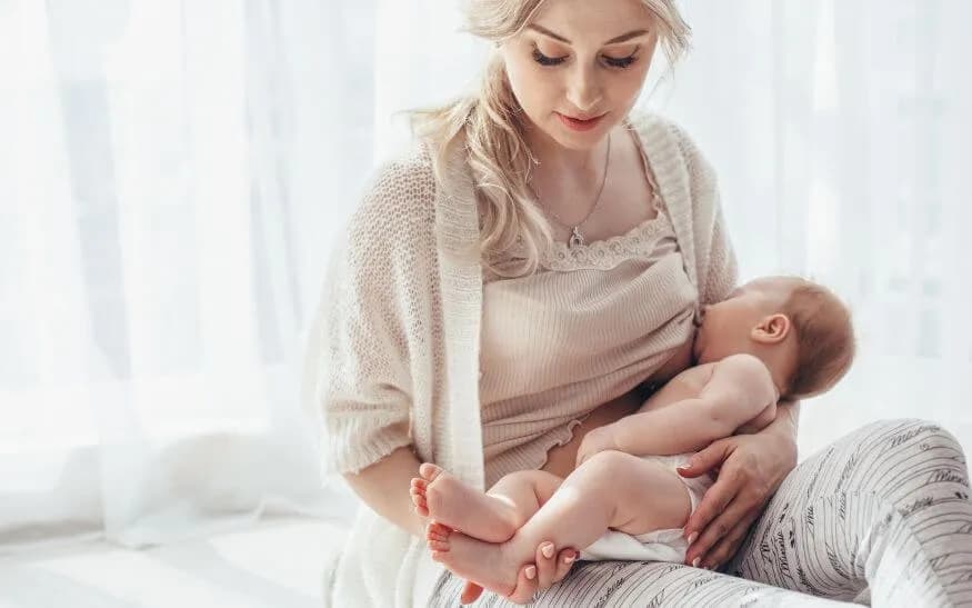 Ile pokarmu potrzebuje 6-miesięczne dziecko? Prawdziwe zasady karmienia piersią